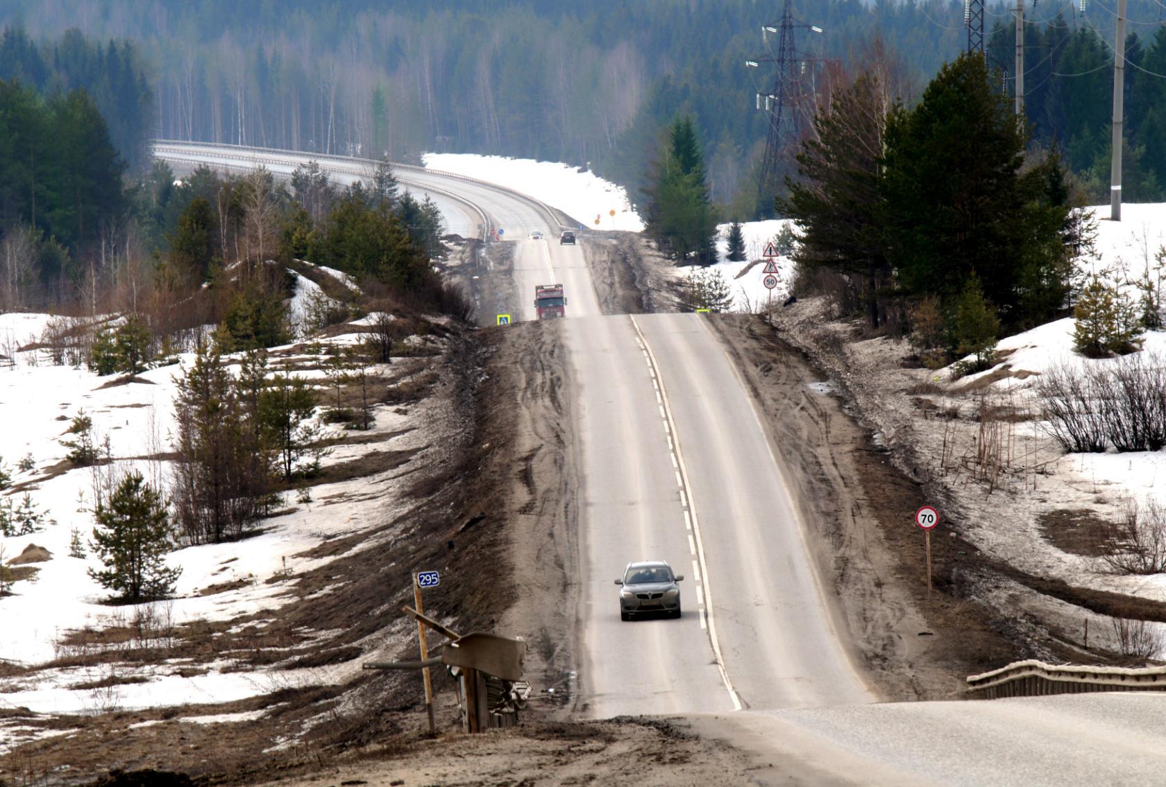 крутой спуск и крутой подъем. дорожный знак крутой подъем. дорога с наклоном. красивые дороги. мост storseisundet, норвегия.