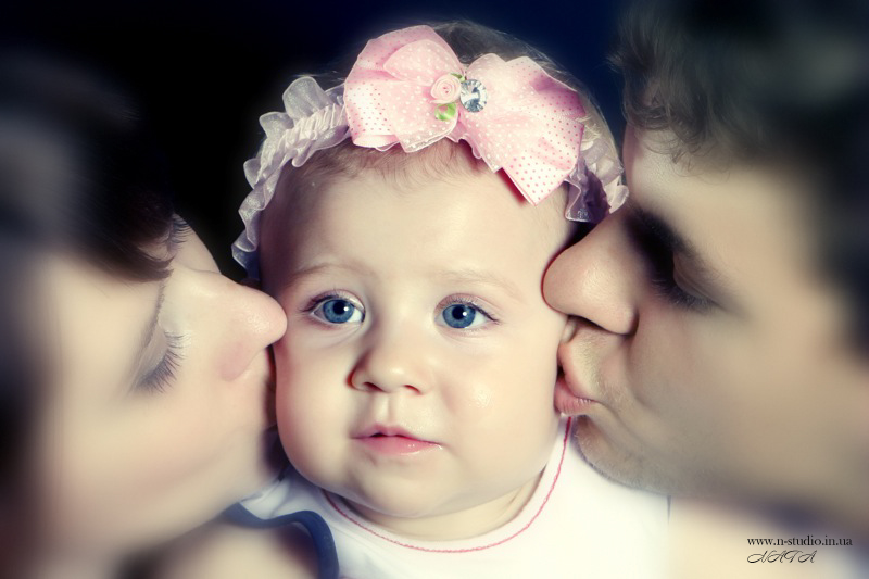 Глазки дочери. Фотосессия младенца в поцелуях. Поцелуй доченьки. Мама целует малыша. Мама и папа целуют ребенка.