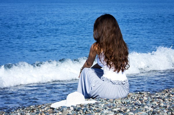 Белая майка и шляпа...