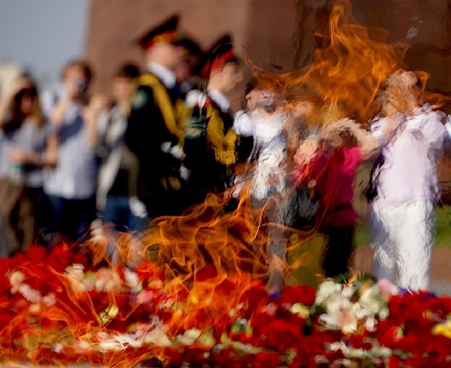 На Поклонной шумно, многолюдно