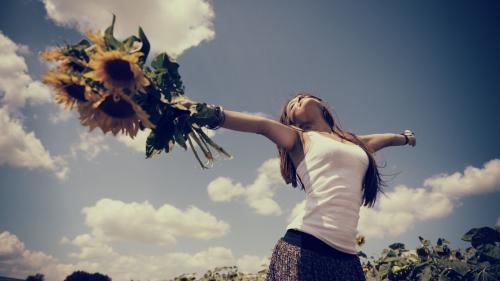 Нет в мире человека, что счастья не желает