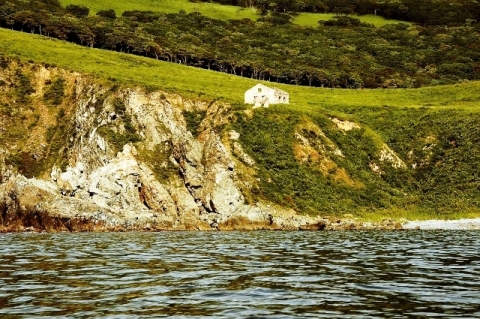 На крутом утёсе старый дом стоял...