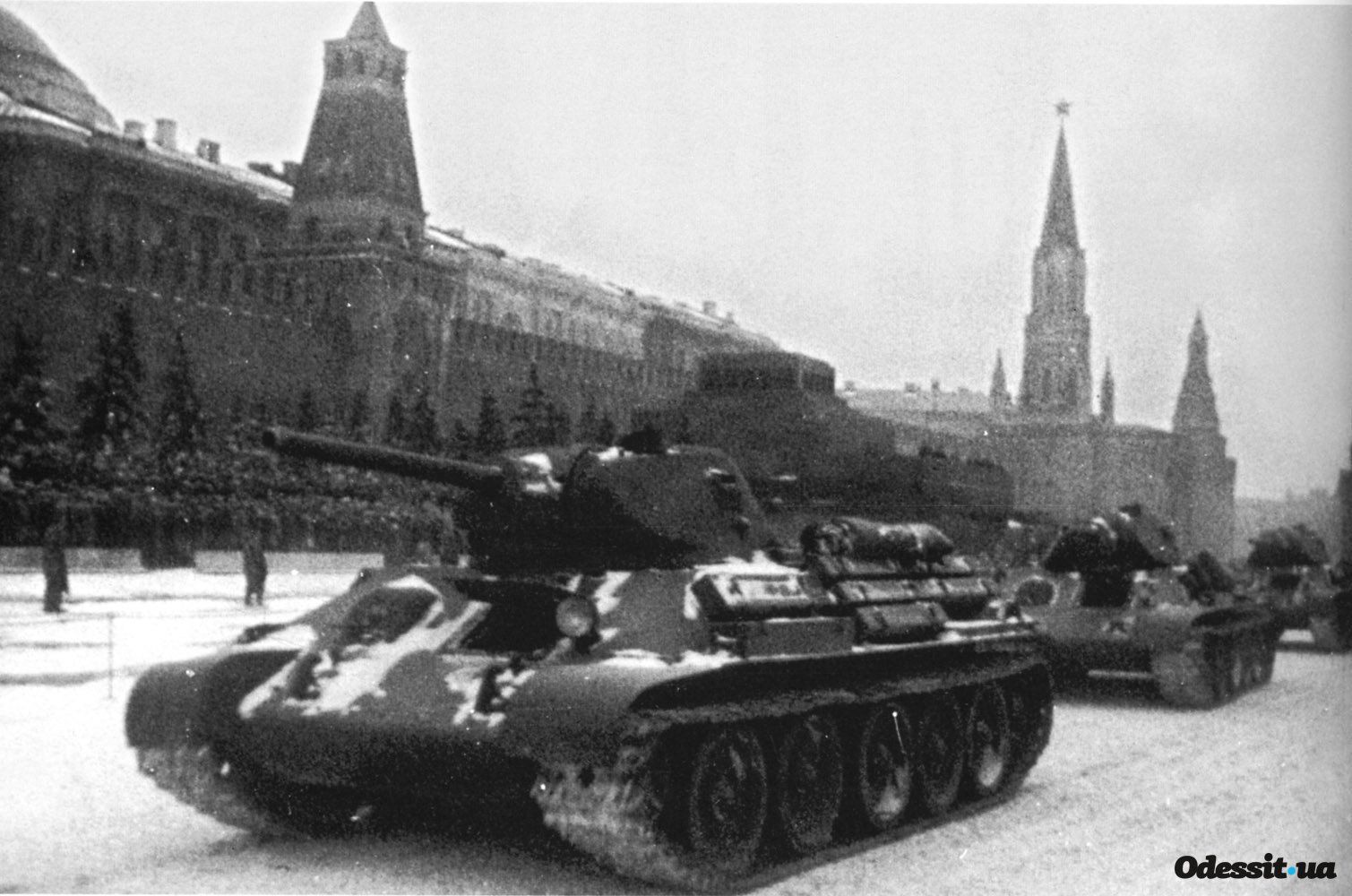 Где проходил парад в 1941 году. Парад 7 ноября 1941. Военный парад 7 ноября 1941 года в Москве на красной площади. Парад на красной площади 7 ноября 1941. Парад на красной площади 1941 битва за Москву.