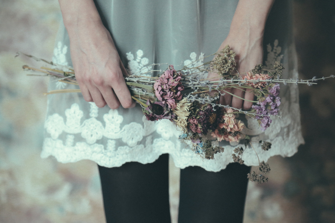 Я найду свое счастье по увядшим цветам. Сухие цветы в руке. Девушка и цветы Эстетика. Сухоцветы в руках. Букет Эстетика.