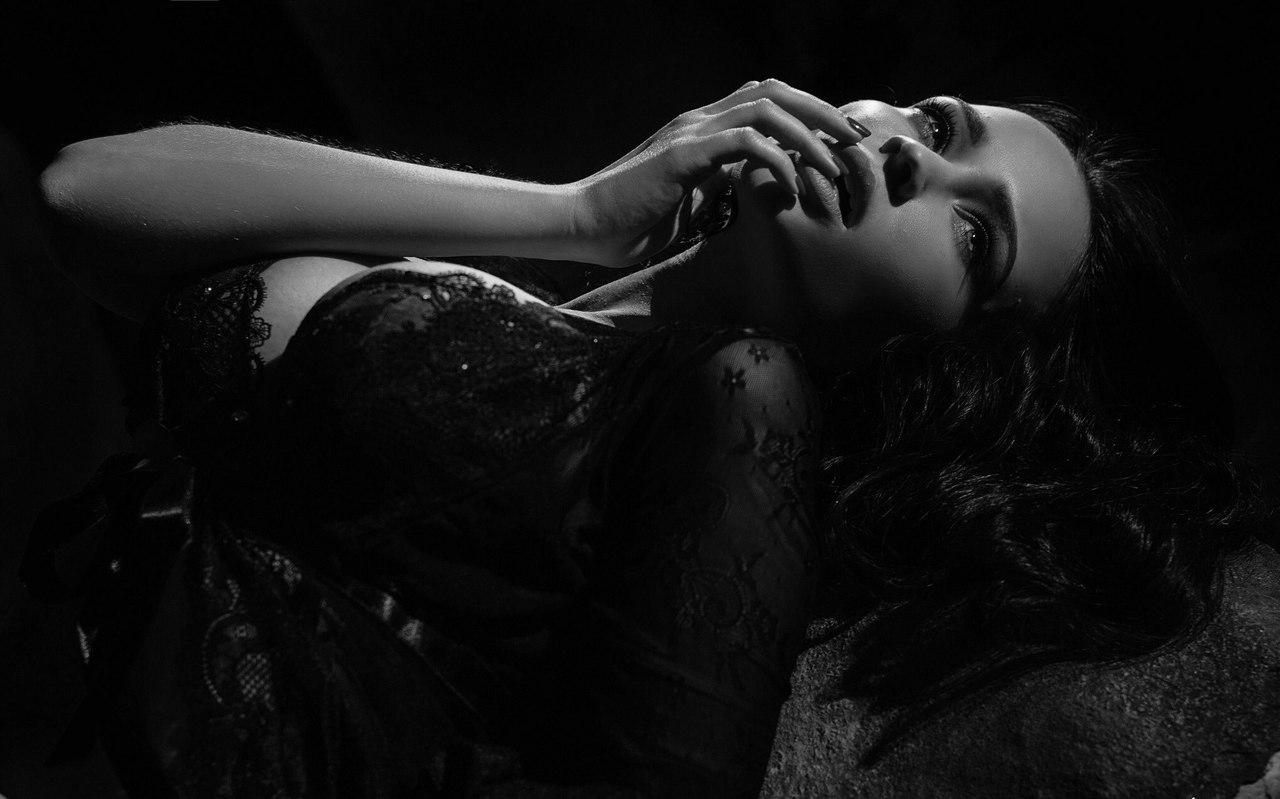 Она думала, что он ничего не видит