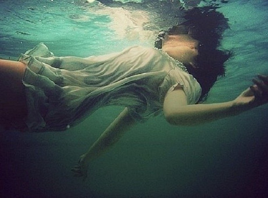 Почему задыхается вода. Девушка тонет. Тонет под водой. Девушка под водой. Девушка под водой тонет.