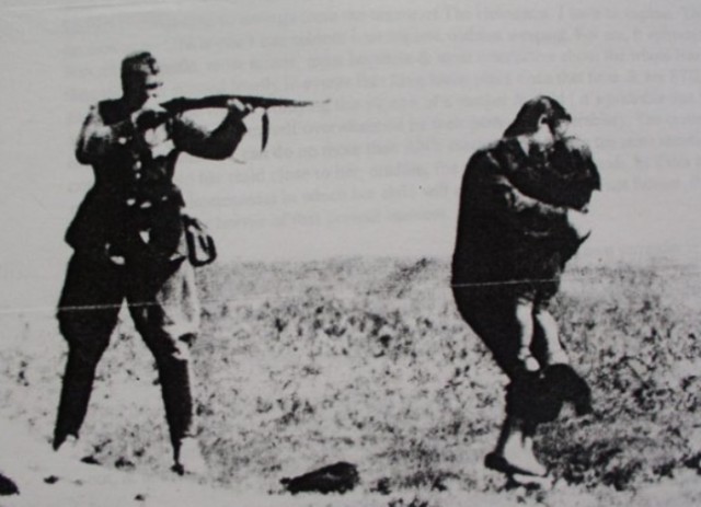 Лишь крепче до груди прижав дитя