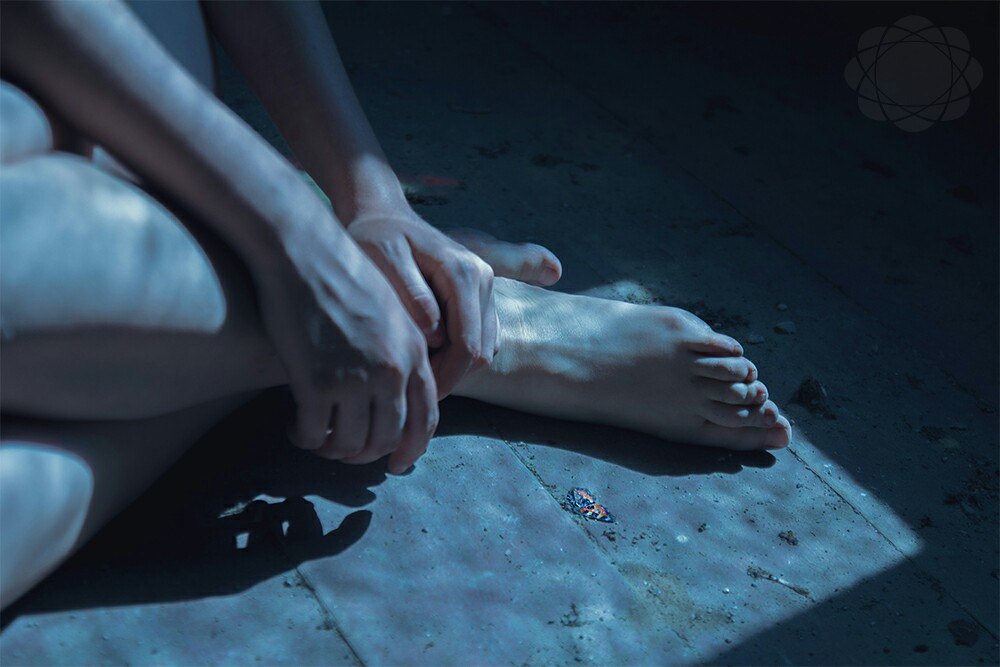 Девушка с письмом эстетика. Свет эстетика. Эстетика писателя. Мрачные фотосессии. Книги эстетика.