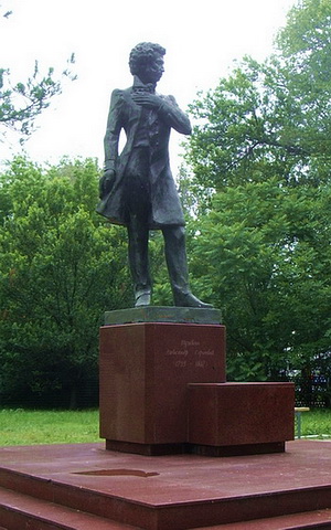 У памятника Пушкину в Таразе