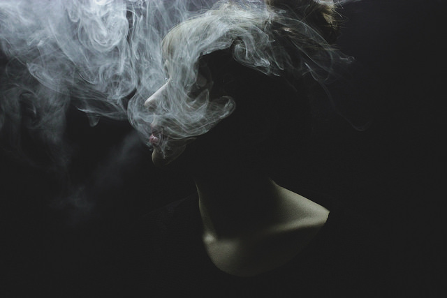 Пошло по комнате дымок. Сигаретный дым. Дым Эстетика. Пепел сигареты. Пепел и дым.