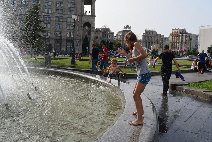 Фонтан "с девушкой". Фонтан девушки в великих луках. Фонтан волосы девушки. Фонтан "с девушкой". Девочка купается в фонтане.