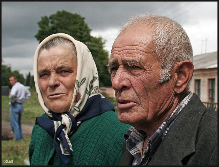 пожилые люди. бедный старик. старики в германии. бабушка и дедушка. сельский дед.