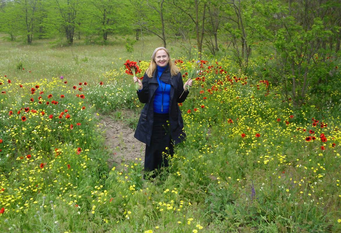 Золотыми нитями солнце радость вышило..