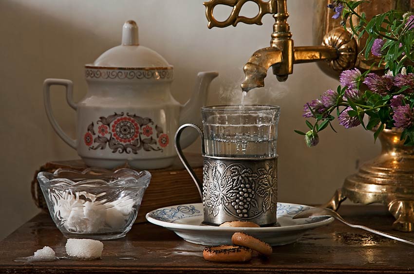 Самовар стакан. Чаепитие с самоваром. Натюрморт чаепитие. Чайная церемония с самоваром. Чай из самовара.
