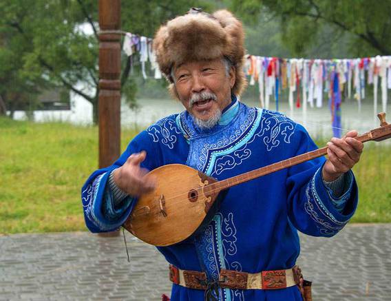 Киргиз поет. Акын с домброй. Киргиз–Кайсаков – домбры.. Акыны Киргизии. Казах с домброй.