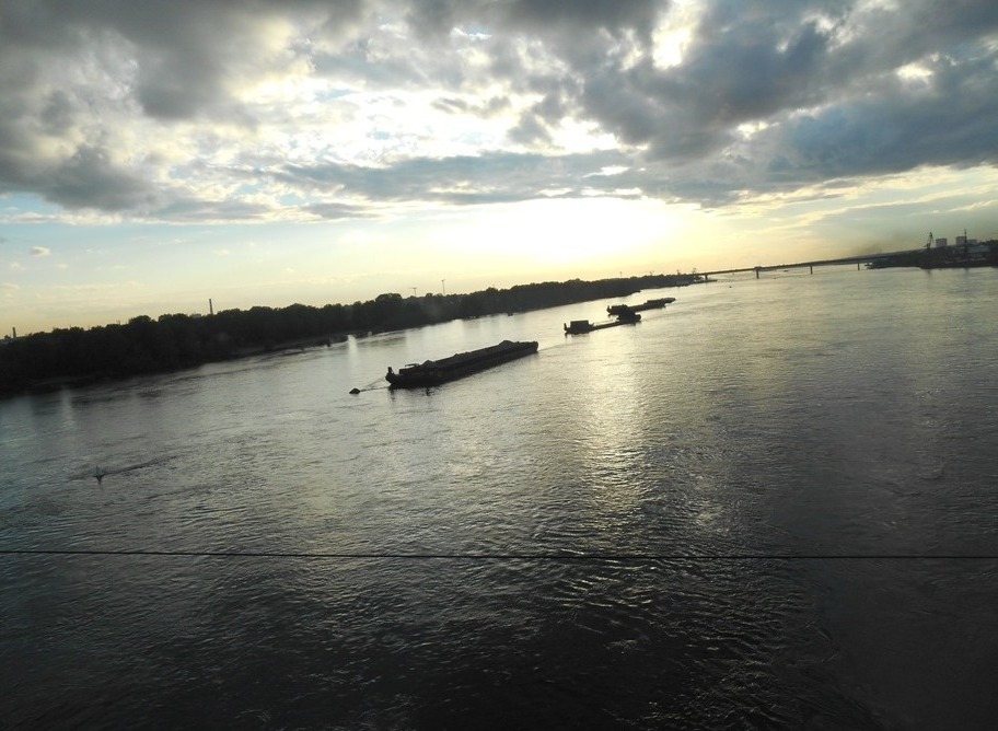 Тянется золотом Обь...