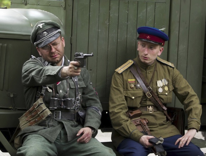 Я по сценарию - фашистский офицер