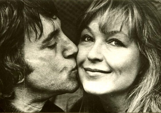 Я ей не только подавал пальто...