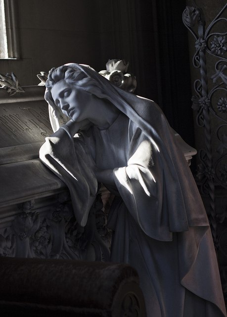 Пойду я в склеп...