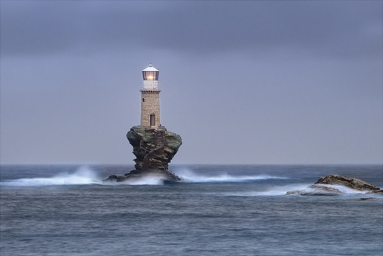 Шумит волна...