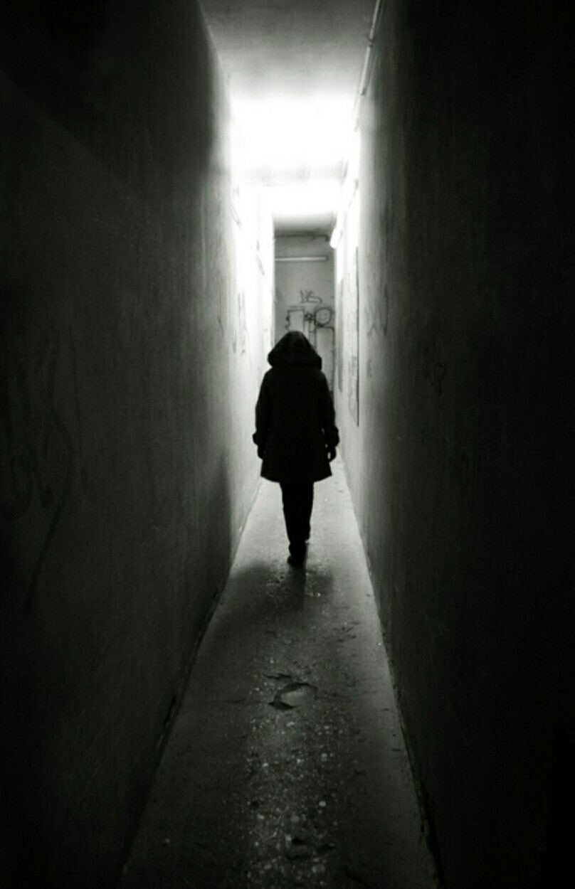 ухожу в темноту. человек в темноте. это одиночество. одиночество души. ухожу в темноту.