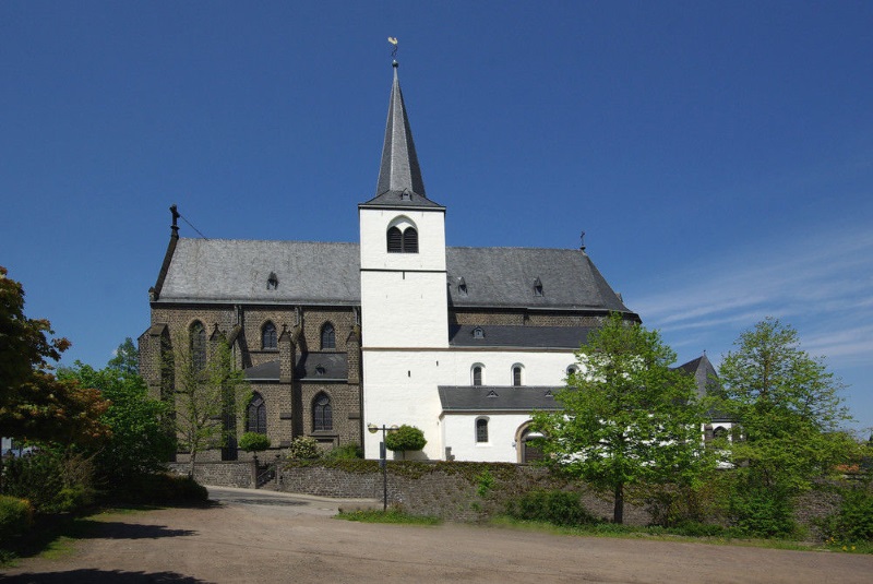 Открыты были церкви двери