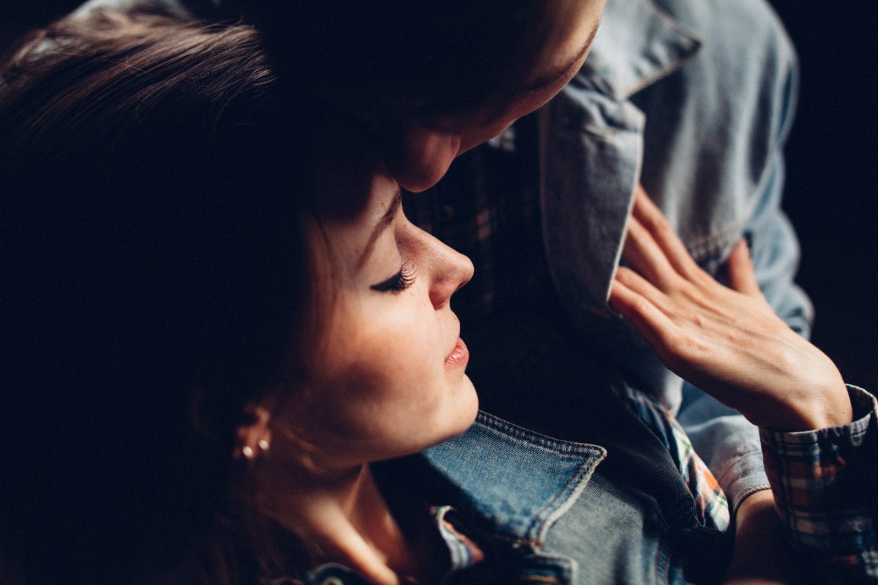 Сводит с ума. Сильная женщина. Заботливую девушку сводит с ума. Заботливую девушку сводит с ума. Девушка флиртует.