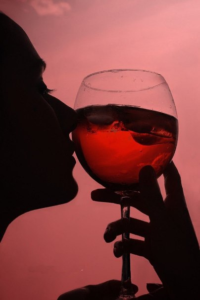 Плещется вино в бокале