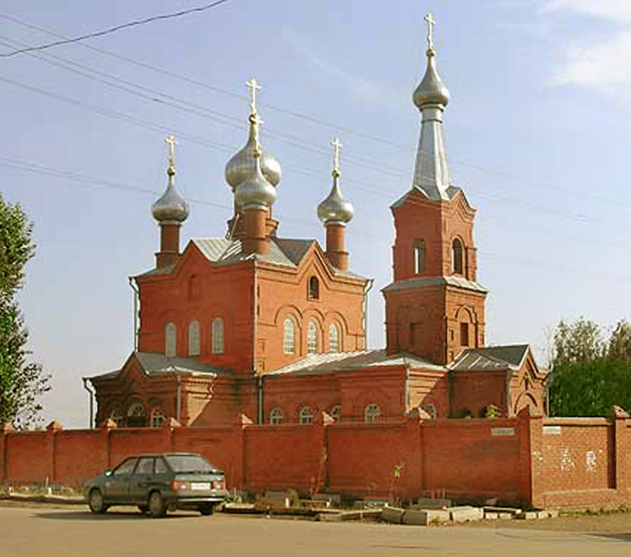 Стоит церквушка на пригорке...