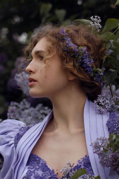 Стояла у куста малины