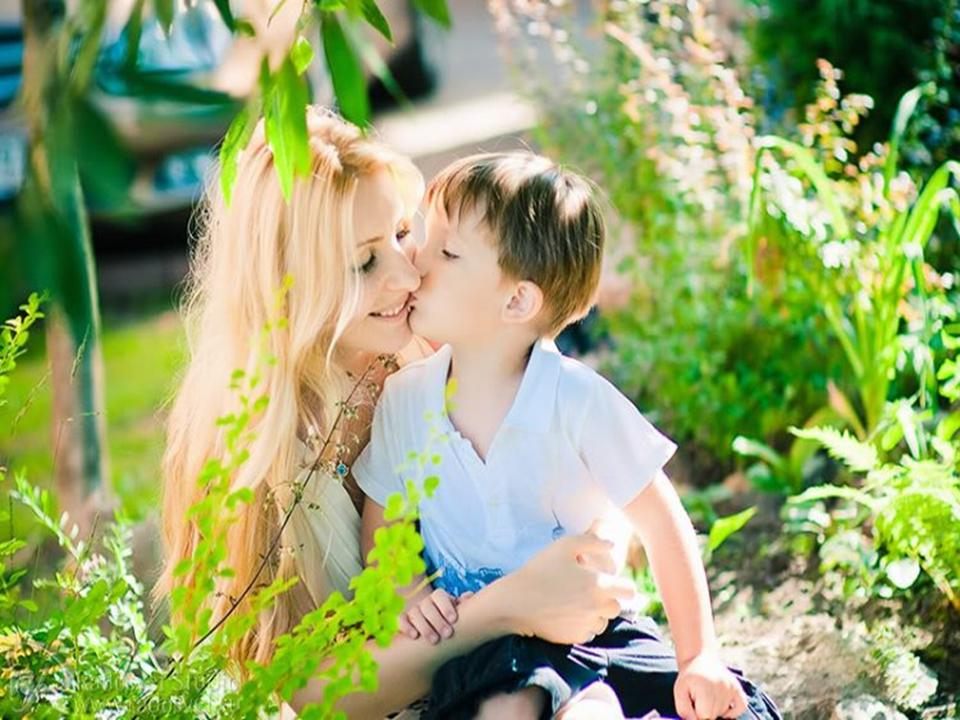 Мама с другом вк. Фотосессия мальчик с мамой. Мальчик целует маму. Мама и малыш мальчик. Мама мальчиков картинки.