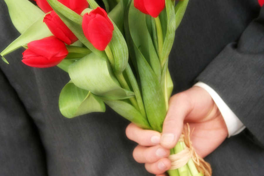 20 тюльпанов можно дарить. Букет тюльпанов. Тюльпаны в руках. Шикарный букет тюльпанов. Мужчина с тюльпанами.