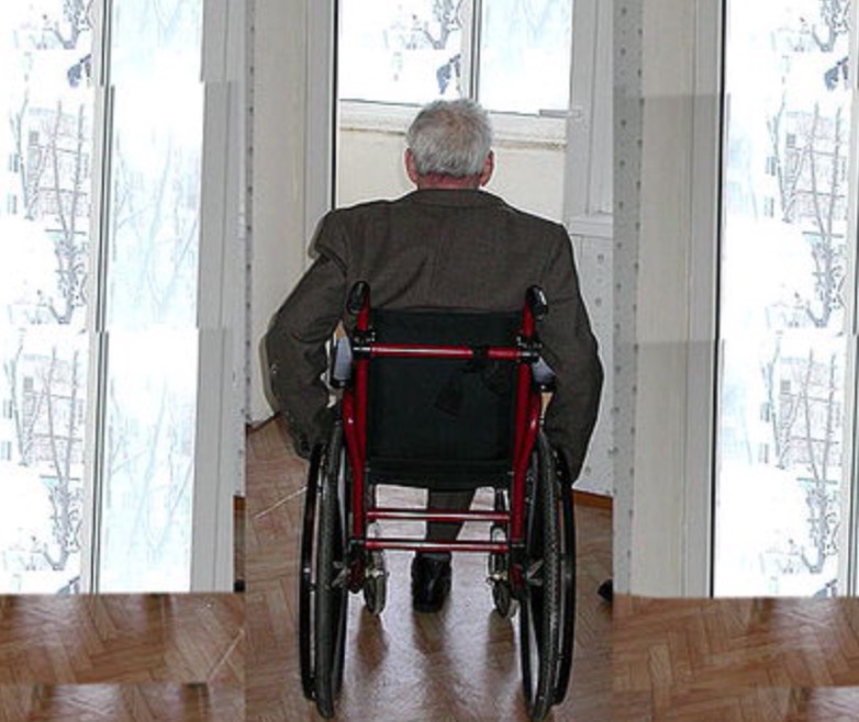 Инвалид бегает. Инвалид. Переселенцы инвалиды. Дом инвалидов во владимире. Беженцы одесса.