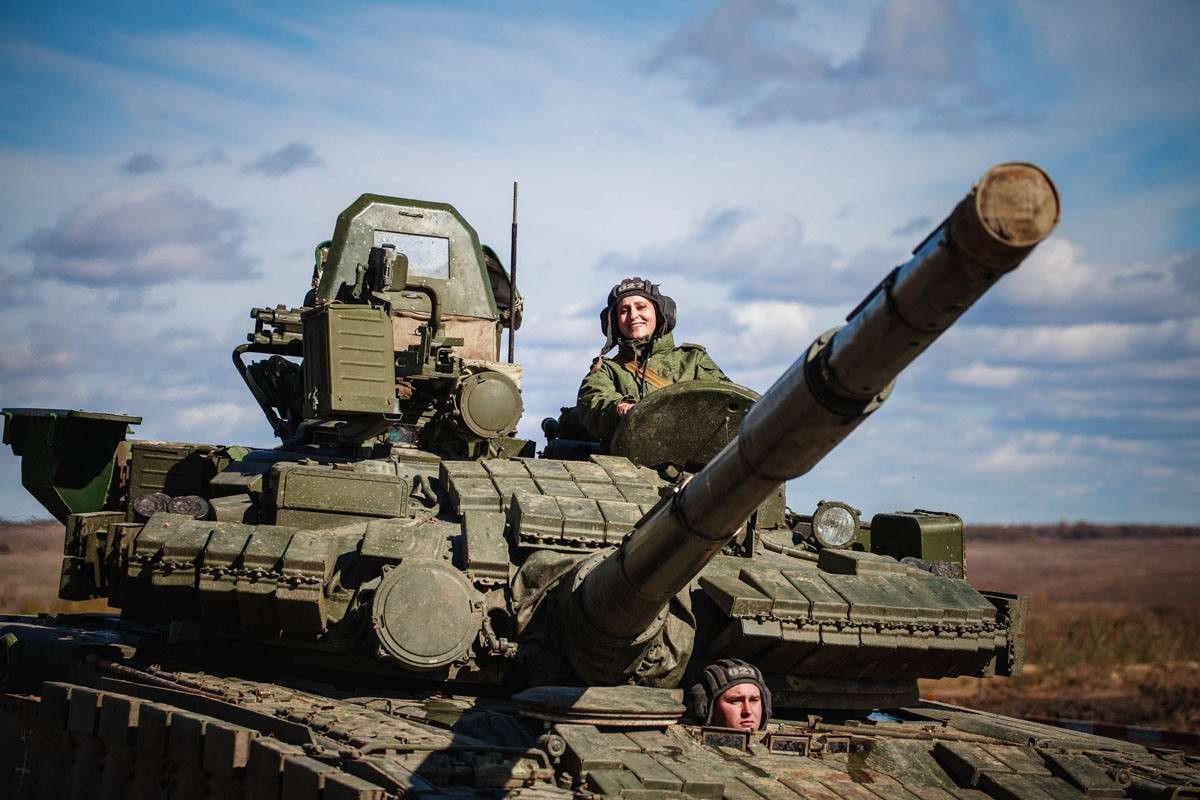 Танкисты специальности. Танкист. Военный танкист. Танкисты Российской армии. Танкист в танке.