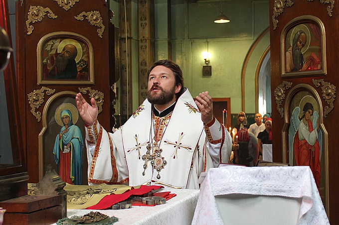 Знаменьем осеняя Души нам...