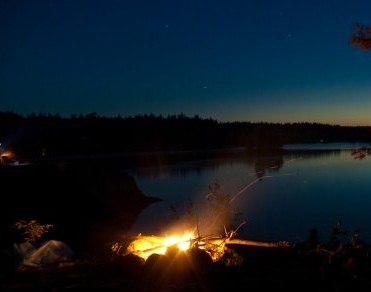 костер ночной у кромки догорает..