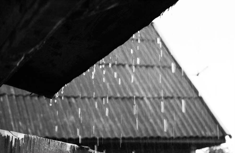 Капель стучит по крышам. Крыша под дождем. Кровля дождь. Дождь по крыше. Кровля под дождем.