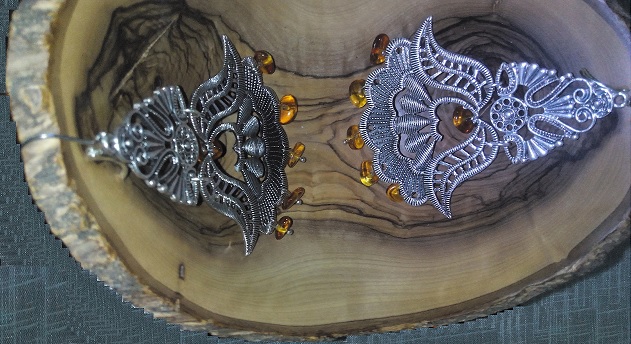 Серьги обрызгаю янтарём