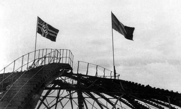 Тени клиньями шли на Восток...