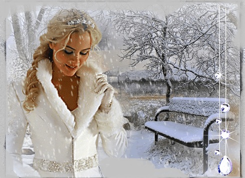 Идет красавица...