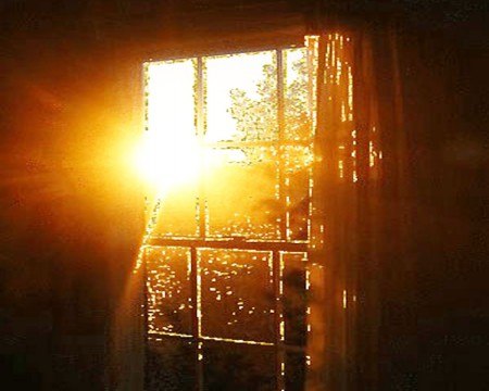 1 комната солнечный свет ангел. Луч солнца в окне. Солнечное окно. Солнечные лучи в комнате. Солнце в окошке.