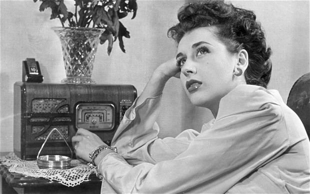 Играет радио...