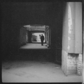 Нитками алыми, тени твоих шагов