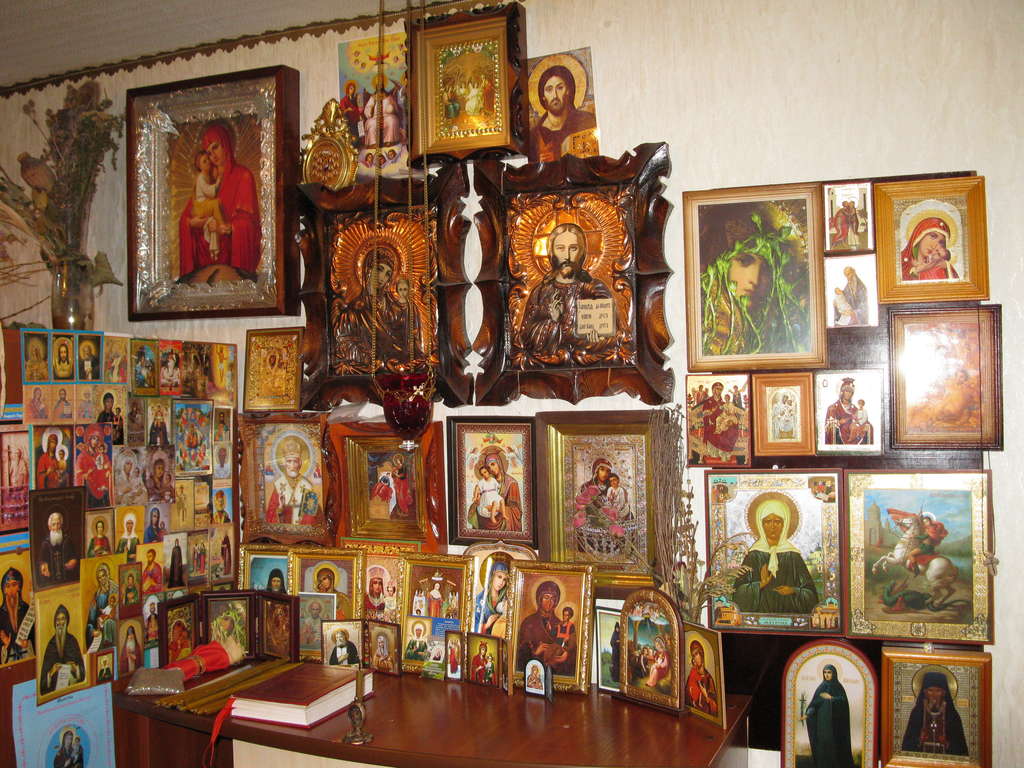 Уголок для икон в квартире. Святой угол в доме. Иконы в интерьере квартиры. Спальня императрицы александры федоровны в александровском дворце. Иконы в интерьере квартиры.