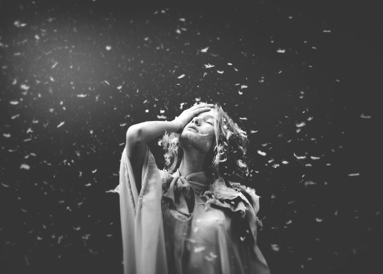 человек в тумане. осенний дождь. слезы осени. пока я в атмосфере словно пепел сгораю текст. девушка за мокрым стеклом.