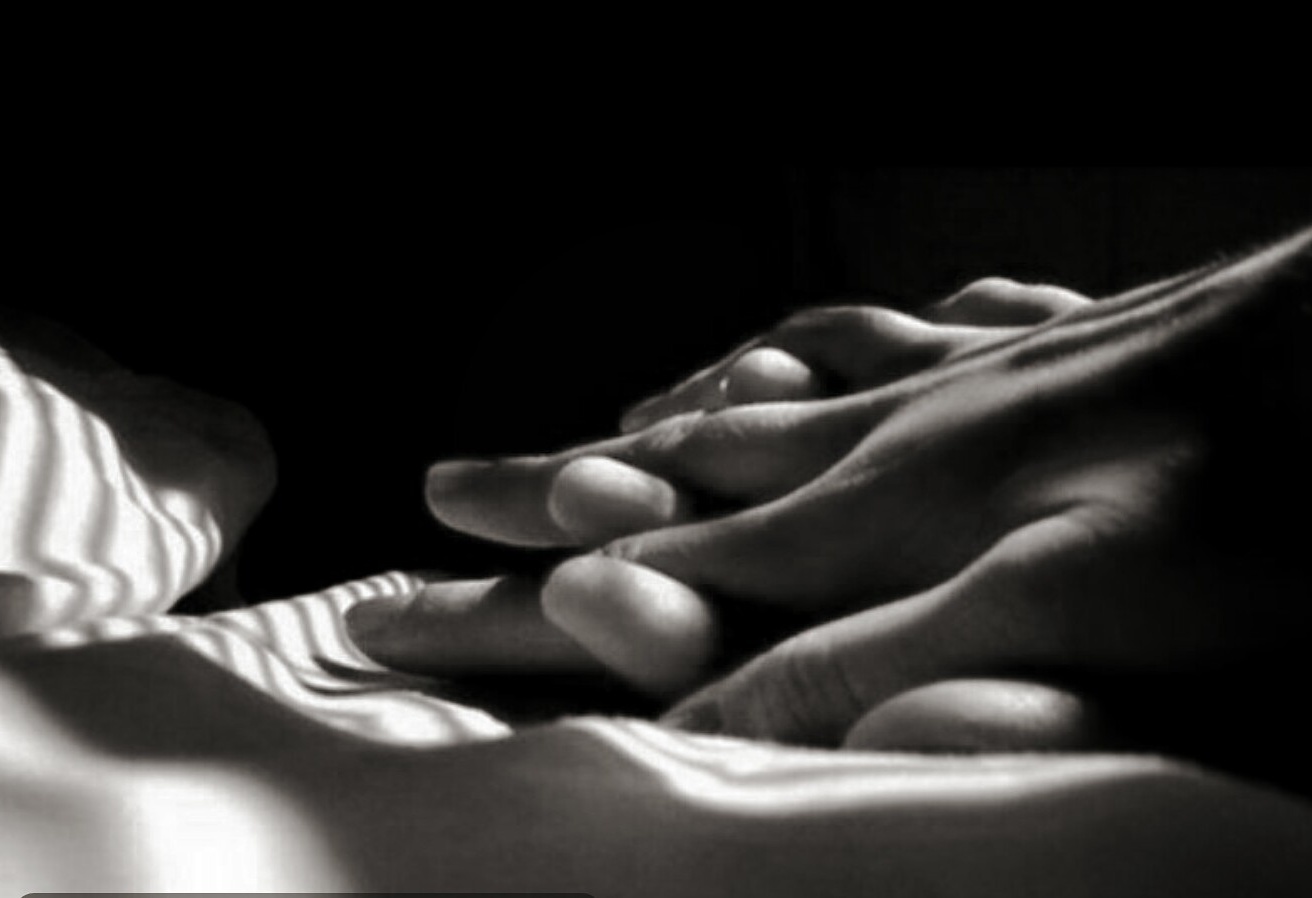 эротика рука в руке черно белое фото 50