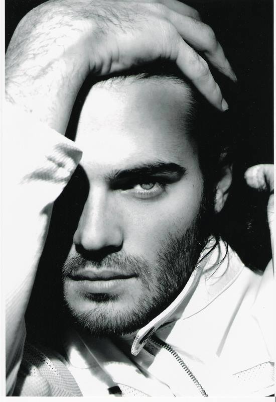 10. Он жаждет ласк нежнейших и любовных