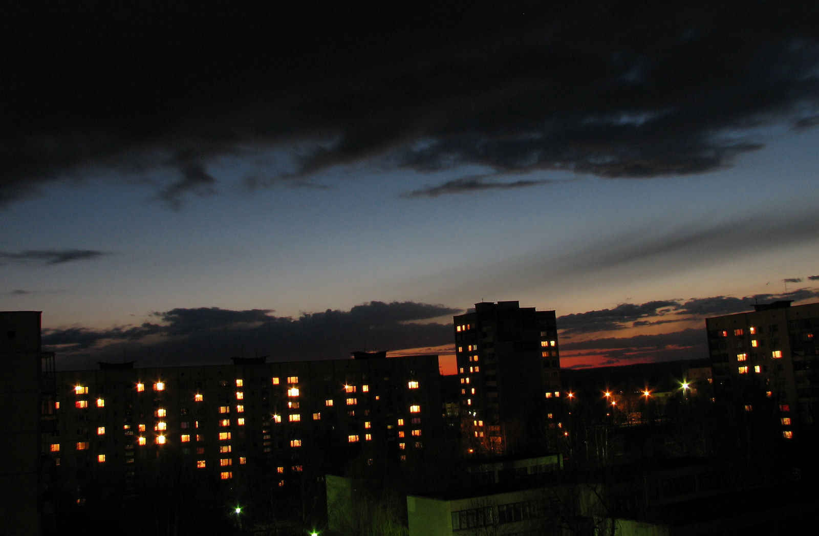 Pinq ночь. Ночные окна. Ночное небо в городе. Вид с крыши ночью. Вид из окна ночью.