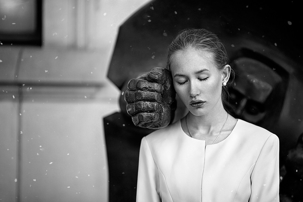 Босоногий, седой, на взъерошенной почве земли...