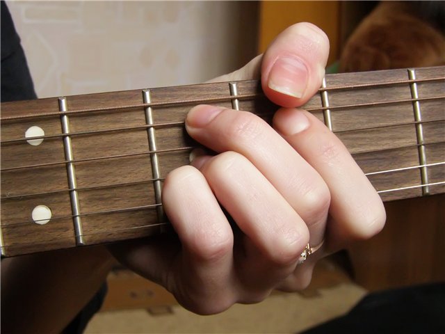 Игра гитаре левой рукой. Пальцы на грифе гитары. Рука на грифе гитары. Постановка пальцев на струнах гитары. Пальцы на струнах гитары.